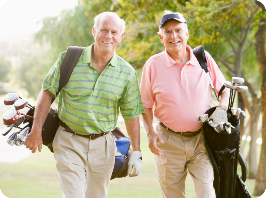 starszy pan cieszy sie grą w golfa